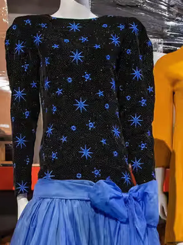 Gaun malam Azagury Dress yang pernah dikenakan Putri Diana di Itali pada tahun 1985 laku dalam lelang dengan harga Rp17,7 miliar. (Foto:AFP/ Valérie Macon)