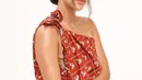 Melihat pesona Adinda Thomas berkain. Ia memakai kain berwarna merah sebagai outfit dengan lengan asimetris, auranya Indonesia banget. [Foto: Instagram/adindathomas]