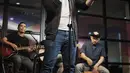 Aksi Ridho Rhoma saat menghibur karyawan Kapanlagi Youniverse (KLY), Gondangdia,  Jakarta, Jumat (28/9). Dalam penampilannya Ridho Rhoma membawakan lagu-lagu hits nya seperti 'Hanya Dia', 'Menunggu', dan 'Cuma Kamu'. (Liputan6.com/Faizal Fanani)