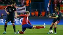 Penyerang Atletico Madrid, Fernando Torres (tengah) berusaha merebut bola yang dibawa bek Bayern Muenchen, Philipp Lahm di leg pertama liga champions di Vicente Calderon, Madrid, (28/4). Atletico menang atas Muenchen dengan skor 1-0. (Reuters/Paul Hanna)