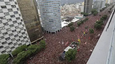 Suporter Flamengo memenuhi jalanan merayakan timnya meraih Juara Copa Libertadores di Rio de Janeiro, Brasil (24/11/2019). Flamengo berhasil mengalahkan klub dari Argentina, River Plate 2-1 pada babak Final Copa Libertadores di Lima. (AP Photo/Silvia Izquierdo)