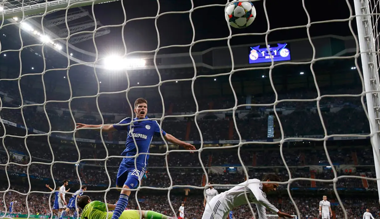 Kiper Real Madrid, Iker Casillas gagal menghalau tendangan pemain Schalke 04 Klaas-Jan Huntelaar di leg kedua 16 besar Liga Champions di Stadion Santiago Bernabeu, Madrid, Spanyol, (10/3/2015). Schalke 04 Menang 4-3 atas Real Madrid. (Reuters/Juan Medina)