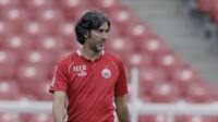 Pelatih Persija Jakarta, Stefano Cugurra Teco, saat latihan jelang laga perdana Liga 1 di SUGBK, Jakarta, Kamis (22/3/2018). Persija akan berhadapan dengan Bhayangkara FC. (Bola.com/M Iqbal Ichsan)