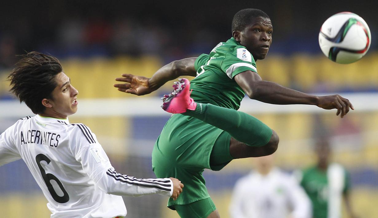 Pesepak bola Nigeria, Ejike Gideon Ikwu berebut bola dengan pemain Mexico, Alan Cervantes pada laga semi final Piala Dunia U-17 di Chile, Kamis (5/11/2015). (EPA/Marcelo Hernandez)