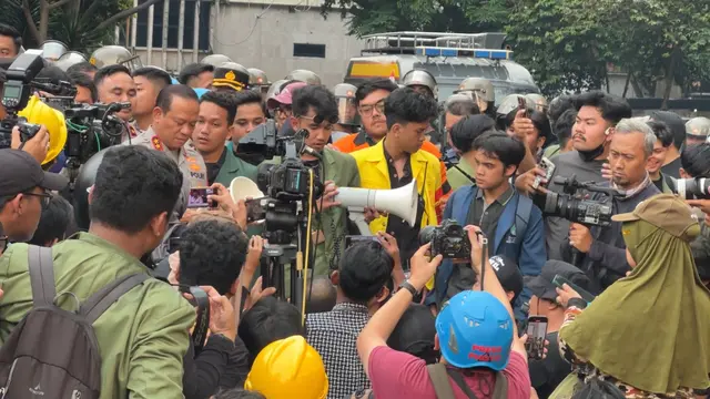 Kapolda Metro Jaya Irjen Asep Edi Suheri Dilempari Botol oleh Massa