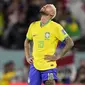 Reaksi kecewa pemain Brasil, Neymar setelah tim mereka kalah dari Kroasia saat laga perempat final Piala Dunia Qatar 2022 yang berlangsung di Education City Stadium, Al-Rayyan, Jumat (09/12/2022) waktu setempat. Brasil kalah 2-4 dari Kroasia saat babak adu penalti. (AP/Darko Bandic)