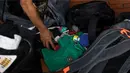 Menurut Benny Wahyudi, dirinya memindahkan barang-barangnya karena tas yang sebelumnya dipakai merupakan pinjaman. (Bola.com/Vitalis Yogi Trisna) 