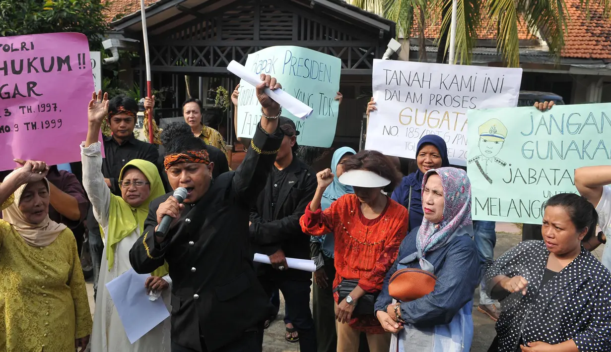 Warga perumahan Pati Polri melakukan aksi menolak penggusuran rumah mereka di Cipinang Baru Bunder, Jakarta, Selasa (26/5/2015). Sebanyak 6 rumah yang telah memiliki girik/bukti pembelian selama 48 tahun akan digusur. (Liputan6.com/Herman Zakharia)