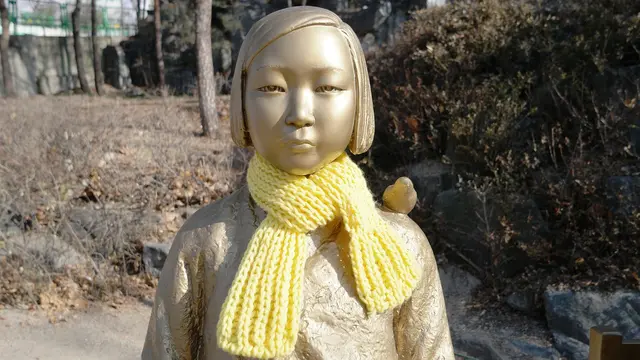 Patung Perdamaian yang berada di depan Kedutaan Besar Jepang di Seoul, Korea Selatan.