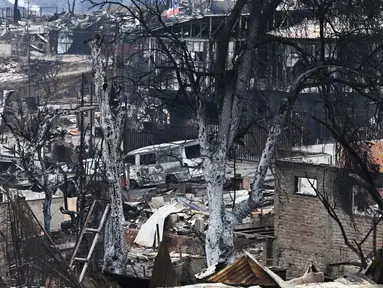 Rumah-rumah dan kendaraan yang terbakar terlihat setelah kebakaran hutan di Quilpue, Vina del Mar, Chili, pada tanggal 4 Februari 2024. (RODRIGO ARANGUA/AFP)