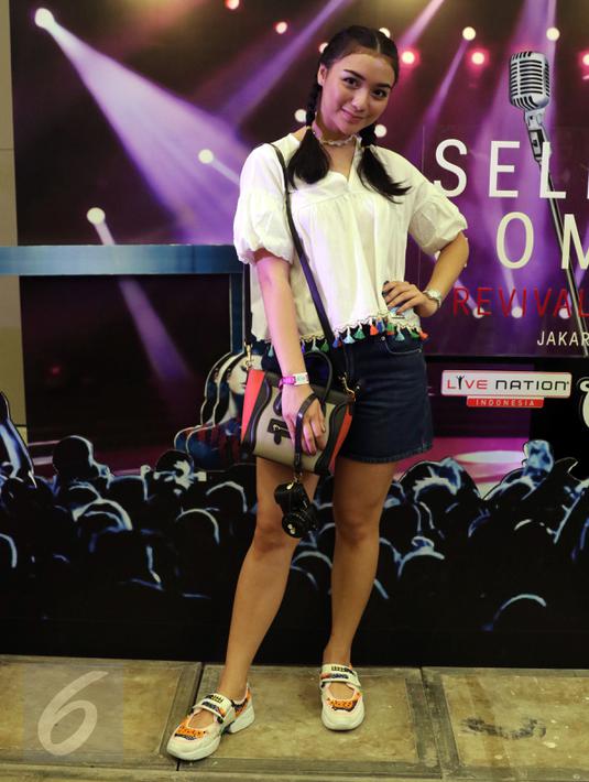 Pesinetron Citra Kirana berpose saat menonton konser pertama penyanyi Selena Gomez di Indonesia yang digelar di Indonesia Convention Exhibition (ICE) BSD, Tangerang Selatan, Sabtu (23/7). (Liputan6.com/Herman Zakharia)