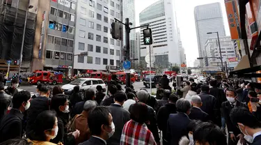 Mobil pemadam kebakaran terlihat di depan sebuah gedung, tempat kebakaran terjadi di Osaka (17/12/2021). Puluhan orang dikhawatirkan tewas setelah kebakaran di sebuah gedung komersial di Jepang barat. (AFP/STR/Jiji Pers)