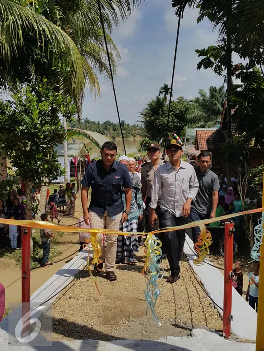 GM Planning Schedulling and Research Development SCTV, Doni Arianto (kiri) dan perwakilan desa setempat saat peresmian  Jembatan Asa di Desa Pintas Tuo, Kecamatan Muara Tabir, Tebo, Jambi, (7/8). (Liputan6.com/dok SCTV)