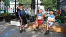 Li Chunfu (tengah), 92 tahun, berbicara dengan rekan setimnya saat istirahat latihan di Jinan, Provinsi Shandong, China, Rabu (5/8/2020). Sebagai anggota tertua Tim Bola Basket Lansia Jinan yang didirikan pada 2012, Li Chunfu telah bermain bola basket dalam rutinitas hariannya sejak 1949. (Xinhua/Wa