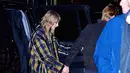 Mereka terlihat nyaman bergandengan tangan saat keluar dari mobil. TayTay dan Joe datang ke Madison Square Garden untuk acara Taylor Swift. (SplashNews/DailyMail)