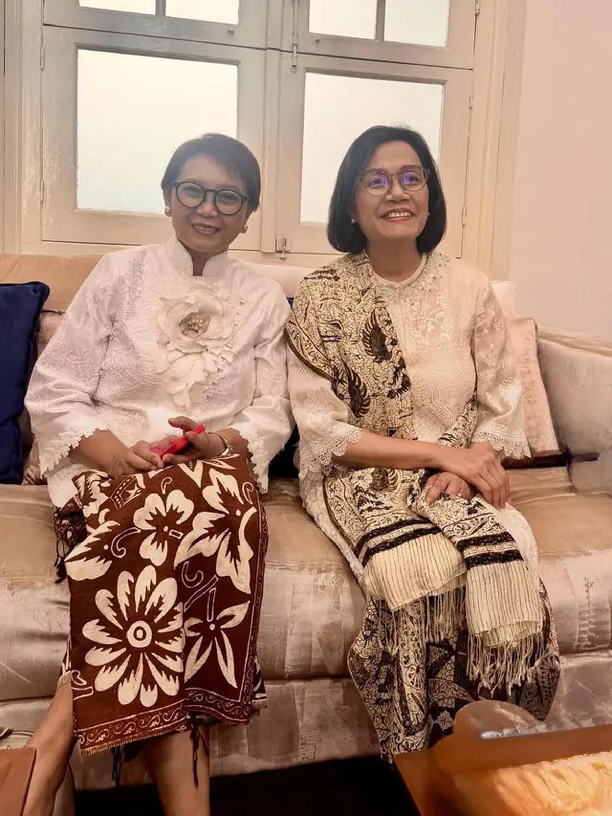 6 Potret Kompak Sri Mulyani dan Retno Marsudi Hadiri Wisuda Anak, Tampil Elegan dengan Kebaya Putih