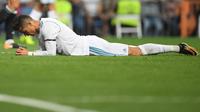 Striker Real Madrid, Cristiano Ronaldo, tampak kecewa usai gagal menjebol gawang Real Betis pada laga La Liga Spanyol di Stadion Santiago Bernabeu, Rabu (20/9/2017). Real Madrid kalah 0-1 dari Real Betis. (AFP/Gabriel Bouys)