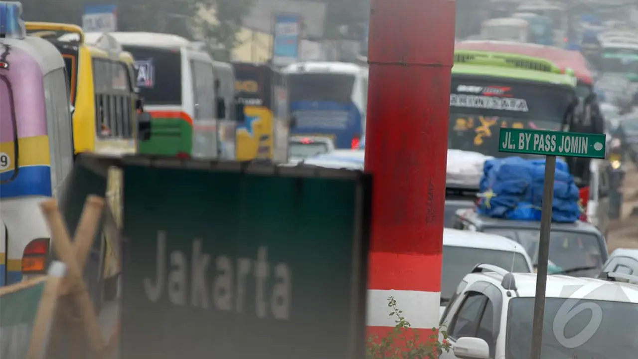 Antrian Panjang Pemudik di Simpang Jomin