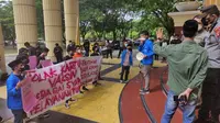 Puluhan mahasiswa dari Pergerakan Mahasiswa Islam Indonesia (PMII) Cabang Kota Gorontalo menggelar aksi di depan Kantor Gubernur (Arfandi Ibrahim/Liputan6.com)