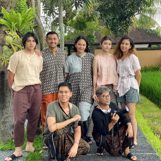 6 Momen Pemotretan Keluarga Anjasmara dan Dian Nitami, Seru di Alam Terbuka