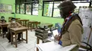 Suasana hari pertama uji coba Pembelajaran Tatap Muka (PTM) di SDN Kenari 08 Pagi, Jakarta, Rabu (7/4/2021). Skema yang akan diterapkan adalah pembelajaran tatap muka secara bergantian di dalam ruangan maksimum 50 persen dari kapasitas ruangan. (Liputan6.com/Faizal Fanani)