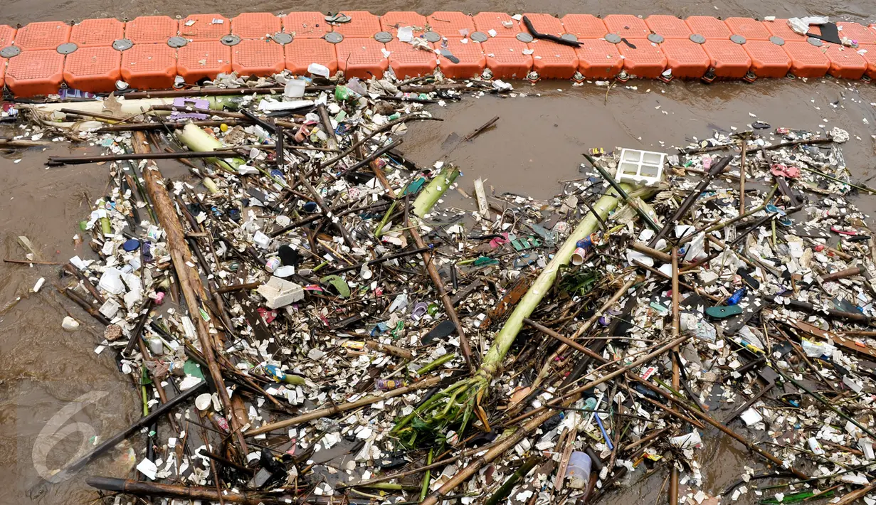 Sampah yang terbawa aliran sungai Ciliwung di kawasan Manggarai, Jakarta Selatan, Rabu (8/3). Hujan deras yang mengguyur kawasan Jabodetabek semalam membuat debit air di Ciliwung meningkat dan membawa sampah. (Liputan6.com/Yoppy Renato)
