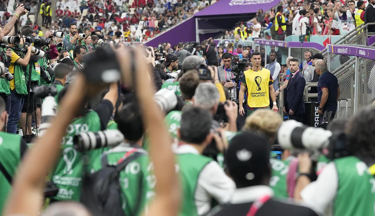 Sosok Ronaldo memang akan selalu menjadi incaran utama para pewarta foto. Apalagi, dengan banyaknya kontroversi yang dibuat akhir-akhir ini terutama bersama Manchester United. (AP/Pavel Golovkin)