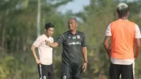 Eks bek Timnas Indonesia, Suwandi Hadi Siswoyo saat bekerja sebagai asisten pelatih PSS Sleman. (Dok. PSS Sleman)