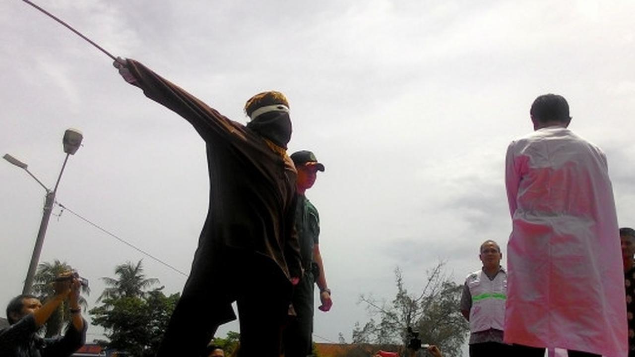 Eksekusi hukuman cambuk pasangan mesum di Aceh jadi tontonan