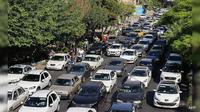 Macet, antrean kendaraan mencoba keluar dari Ibu Kota Iran, Teheran pada Senin (16/6/2025) akibat gempuran Israel sejak Jumat (13/5/2025). (AFP)