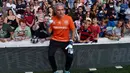 Pelatih MU, Jose Mourinho berpose dengan para penonton saat pertandingan amal sepak bola untuk mengumpulkan dana bagi korban di Grenfell Tower di stadion Loftus Road QPR di London, (2/8). (Instagram/foruzanmou)