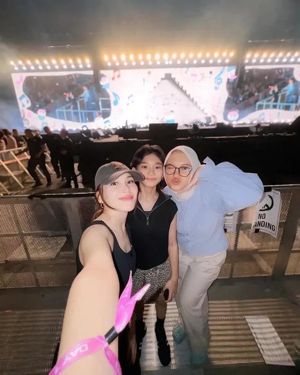 6 Potret Ayu Ting Ting dan Bilqis Nonton Konser SEVENTEEN, Senang Dapat Kursi Depan
