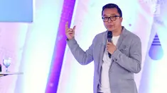 Direktur Indonesia Entertaiment Production Indra Yudhistira saat menjadi pembicara dalam acara Emtek Goes To Campus (EGTC) 2018 di Dome Universitas Muhammadyah Malang (UMM), Rabu (26/9). (Liputan6.com/Johan Tallo)