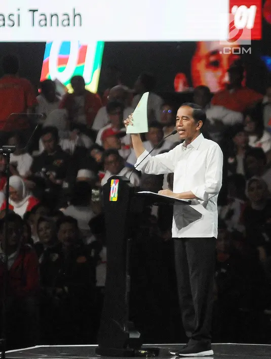 Capres nomor urut 01 Joko Widodo memberi sambutan pada acara Konvensi Rakyat di Sentul Internasional Convention Center, Bogor, Jawa Barat, Minggu (24/2). Konvensi Rakyat mengangkat optimis Indonesia maju. (Liputan6.com/Herman Zakharia)