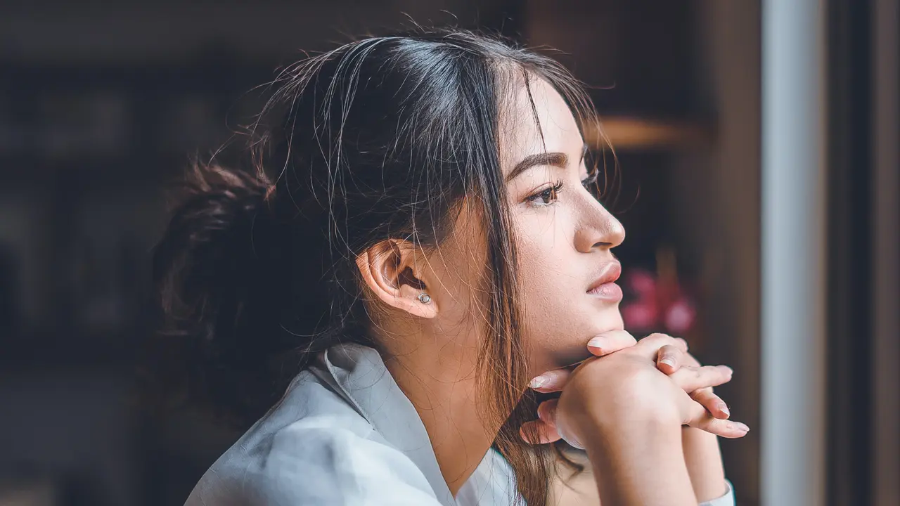 perempuan merenung