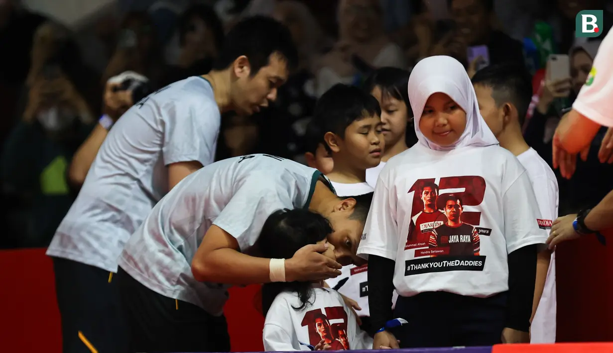 Ganda putra Indonesia, Mohammad Ahsan/Hendra Setiawan, menyudahi perjalanan panjang di kancah bulutangkis dunia. Mereka menutup kariernya setelah tersingkir dari Indonesia Masters 2025 di Istora Senayan Jakarta, Kamis (23/1/2025). (Bola.com/Abdul Aziz)
