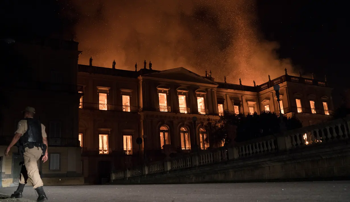 Kebakaran hebat melanda Museum Nasional Brasil yang berusia 200 tahun di Rio de Janeiro, Minggu (2/9). Museum ini memiliki beberapa koleksi penting termasuk artefak Mesir dan fosil manusia tertua yang ditemukan di Brasil. (AP/Leo Correa)