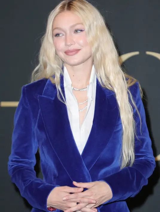 Gigi Hadid berpose saat menghadiri WWD Honors Awards yang diselenggarakan oleh Women's Wear Daily di Cipriani South Street  di New York, pada Selasa, 25 Oktober 2022.