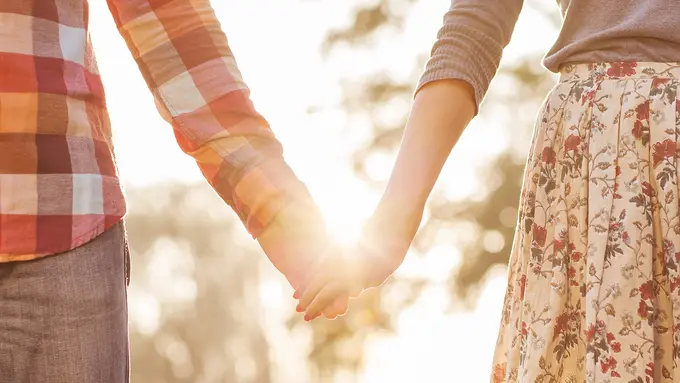 Teman Tapi Mesra? 7 Lagu Curhat Ini Paling Mengerti Perasaan Kamu