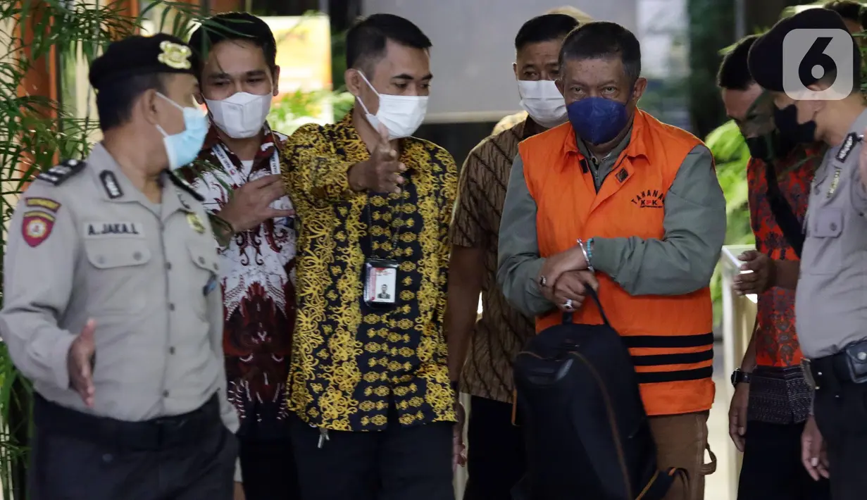 Mantan Wali Kota Yogyakarta, Haryadi Suyuti (rompi oranye) menuju mobil tahanan usai rilis penetapan dan penahanan tersangka di Gedung KPK, Jakarta, Jumat (3/6/2022). Haryadi Suyuti bersama tiga orang lainnya ditahan KPK terkait suap pengurusan perizinan di wilayah Pemkot Yogyakarta. (Liputan6.com/Helmi Fithriansyah)