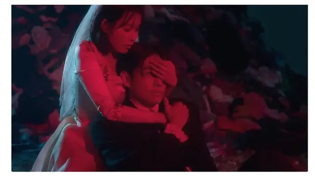 10 Potret IU dan V BTS Adu Akting di MV Love Wins All, Sukses Bikin Haru