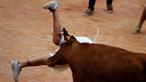 Seorang peserta festival ditanduk Banteng saat berlari pada ajang San Fermin festival di Pamplona, spanyol, (12/7/2016). (REUTERS/Susana Vera)   