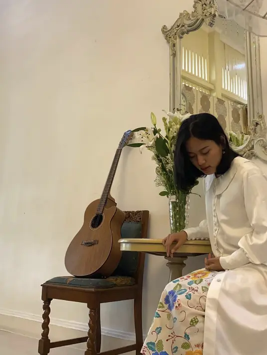 Gaya fashionnya begitu menawan, memadukan nuansa klasik yang santun dan anggun.  [Foto: Instagram/ Jianayune]