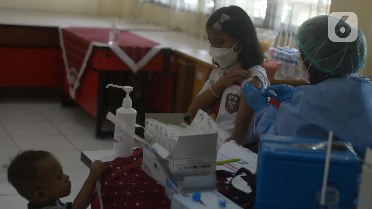 Anak-Anak SD di Jakarta Timur Jalani Vaksinasi COVID-19