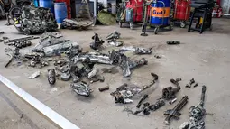 Puing pesawat Perang Dunia II yang ditemukan Daniel Kristensen dan ayahnya, Denmark, Selasa (7/3). Puing tersebut diduga adalah pesawat tempur buatan Jerman, Messerschmitt ME 109. (AFP Photo/ HENNING BAGGER)