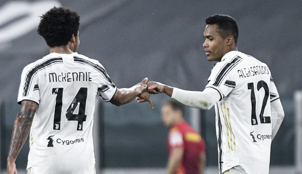 Pemain Juventus Alex Sandro (kanan) merayakan dengan rekan setimnya Weston McKennie setelah mencetak gol ke gawang Parma pada pertandingan Serie A di Stadion Allianz Turin, Italia, Rabu (21/4/2021). Juventus menang 3-1. (Piero Cruciatti/LaPresse via AP)