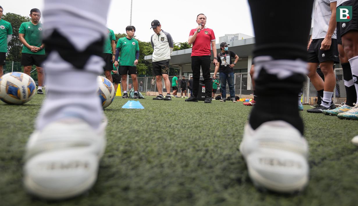 <p>Ketua Umum PSSI, Mochamad Iriawan memberikan pesan kepada pemain dan pelatih Timnas Indonesia U-20 saat mendatangi latihan terbuka untuk Piala Asia U-20 2023 di Lapangan C, Kompleks Stadion Utama Gelora Bung Karno (SUGBK), Jakarta, Rabu (08/02/2023). Ini merupakan kunjungan terakhir bagi pria yang akrab disapa Iwan Bule tersebut sebelum lengser dari jabatannya pada 16 Februari 2023 melalui Kongres Luar Biasa (KLB) PSSI. (Bola.com/Bagaskara Lazuardi)</p>