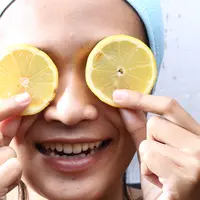 Ilustrasi menggunakan masker lemon. (Sumber foto: Adrian Putra/Bintang.com)