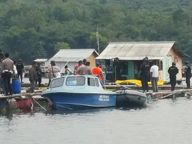 Tim Densus 88 Antiteror menggerebek persembunyian terduga teroris di Waduk Jatiluhur, Purwakarta, Jawa Barat, Minggu (25/12). (Foto: Istimewa)