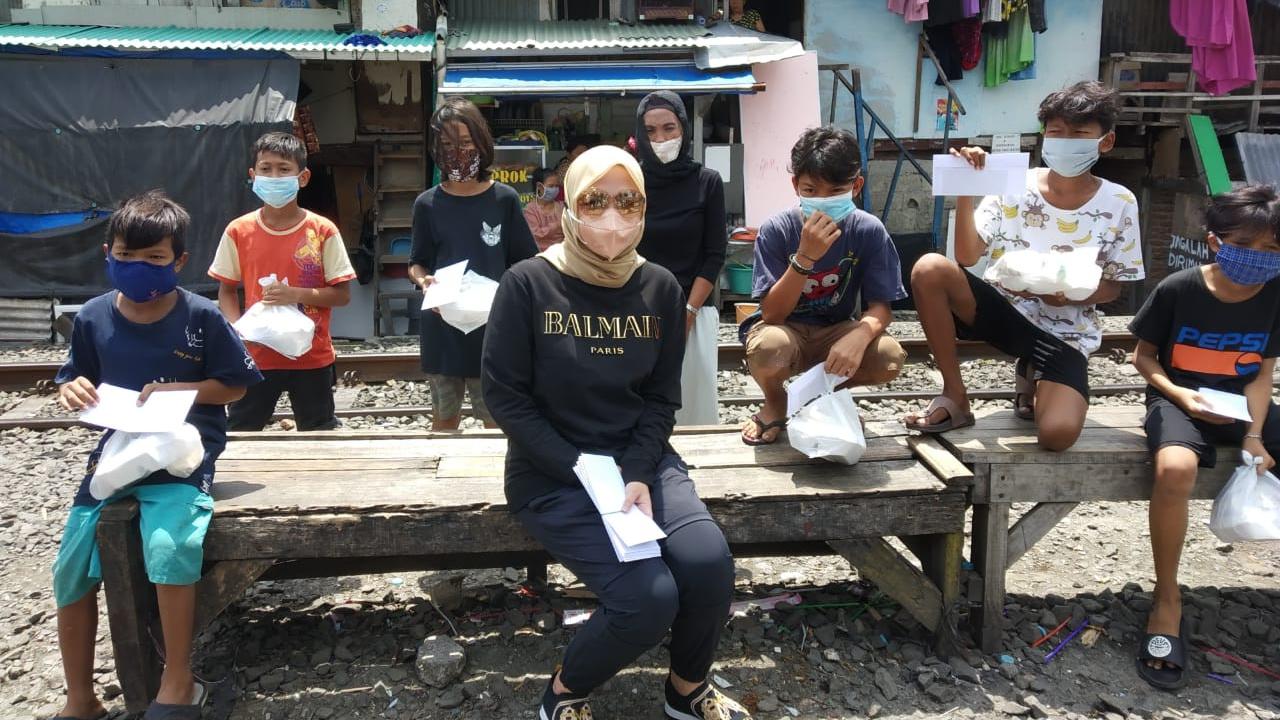 Rani Anggraini Safitri berbagi dengan anak yatim dan kaum duafa